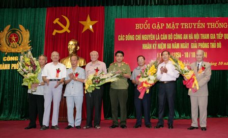 Gặp mặt cán bộ, chiến sỹ công an Hà Nội về tiếp quản Thủ đô ảnh 1
